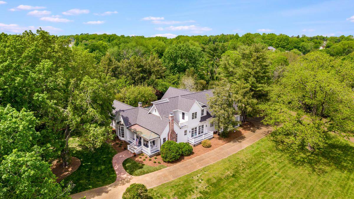 The “How Do I Live” singer films her Emmy-winning culinary series, “Trisha’s Southern Kitchen,” in the elegant home.