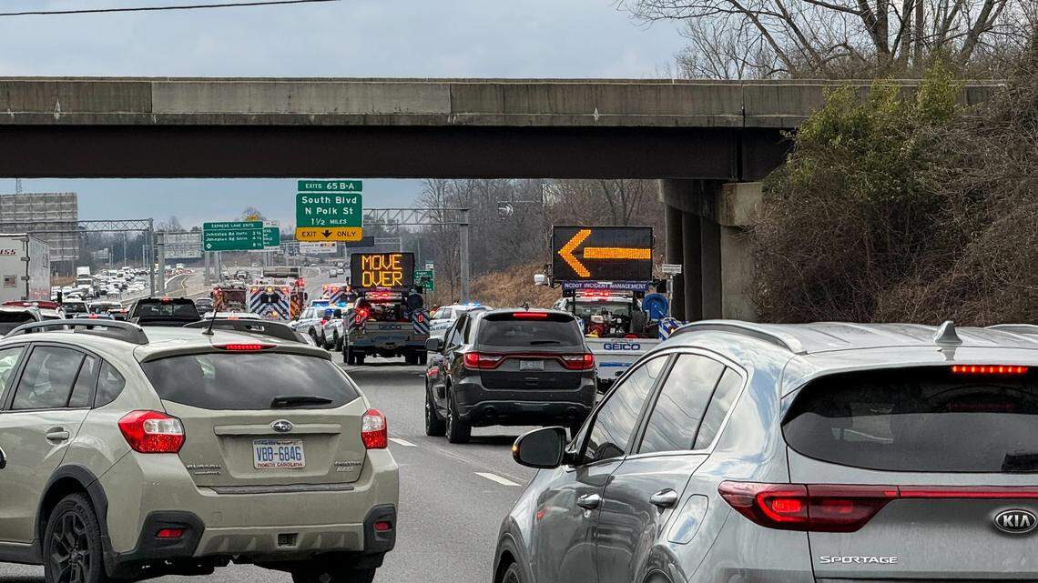I-485 at Nations Ford down to 1 lane after 4 injured in flipped car, Medic says