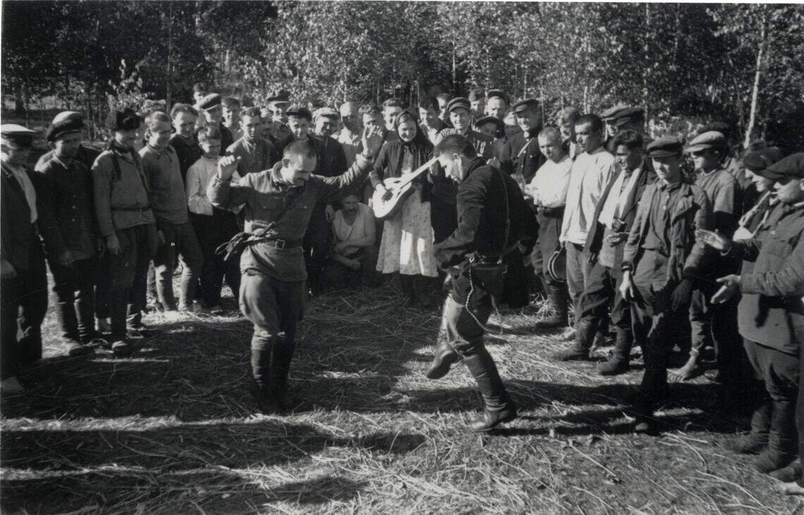 11A - Dança Partidária.jpeg Esses guerrilheiros soviéticos começaram a dançar durante o intervalo dos combates.