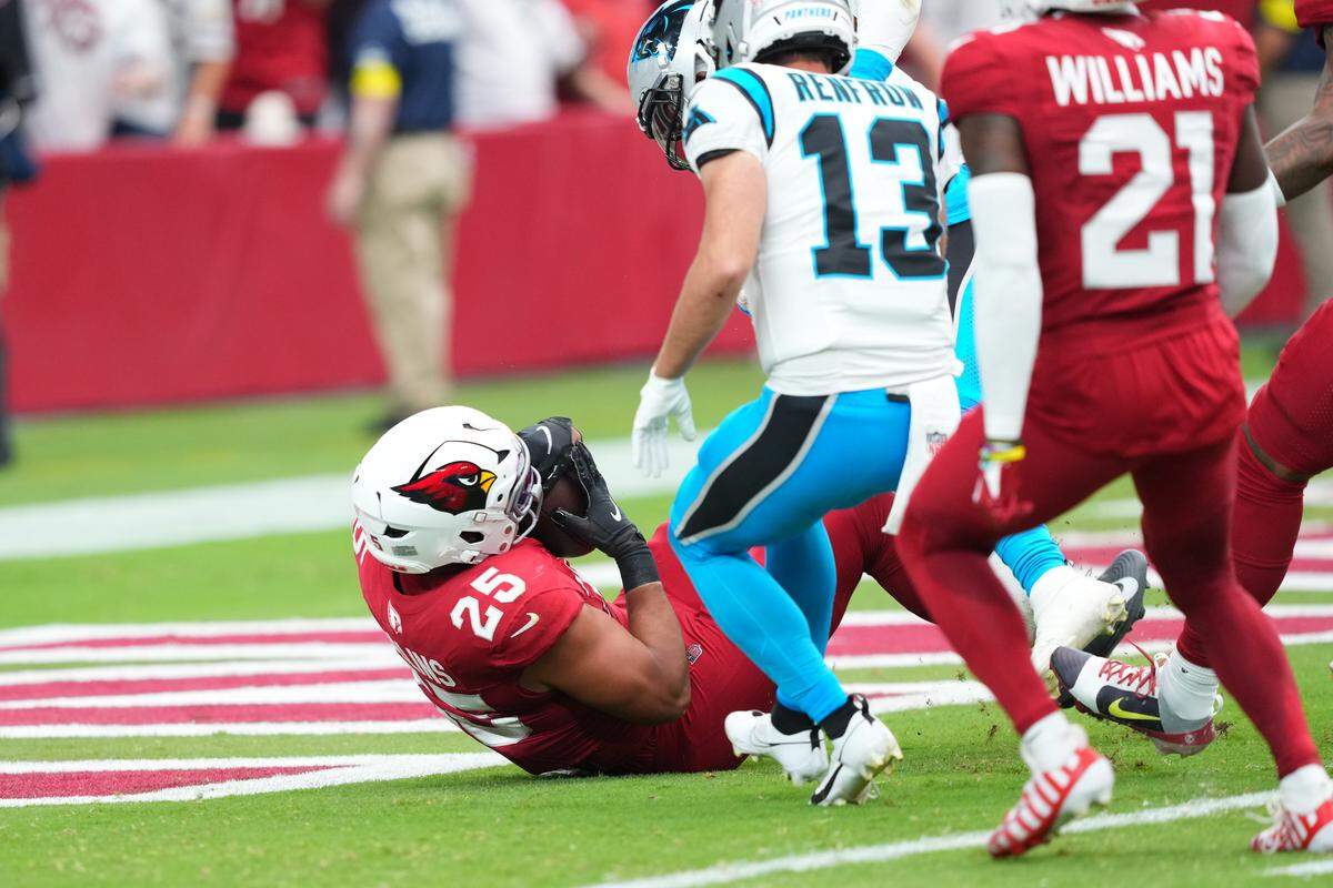 Arizona Cardinals linebacker Zaven Collins (25) scores a touchdown during Sunday’s first quarter against Carolina Panthers at State Farm Stadium.