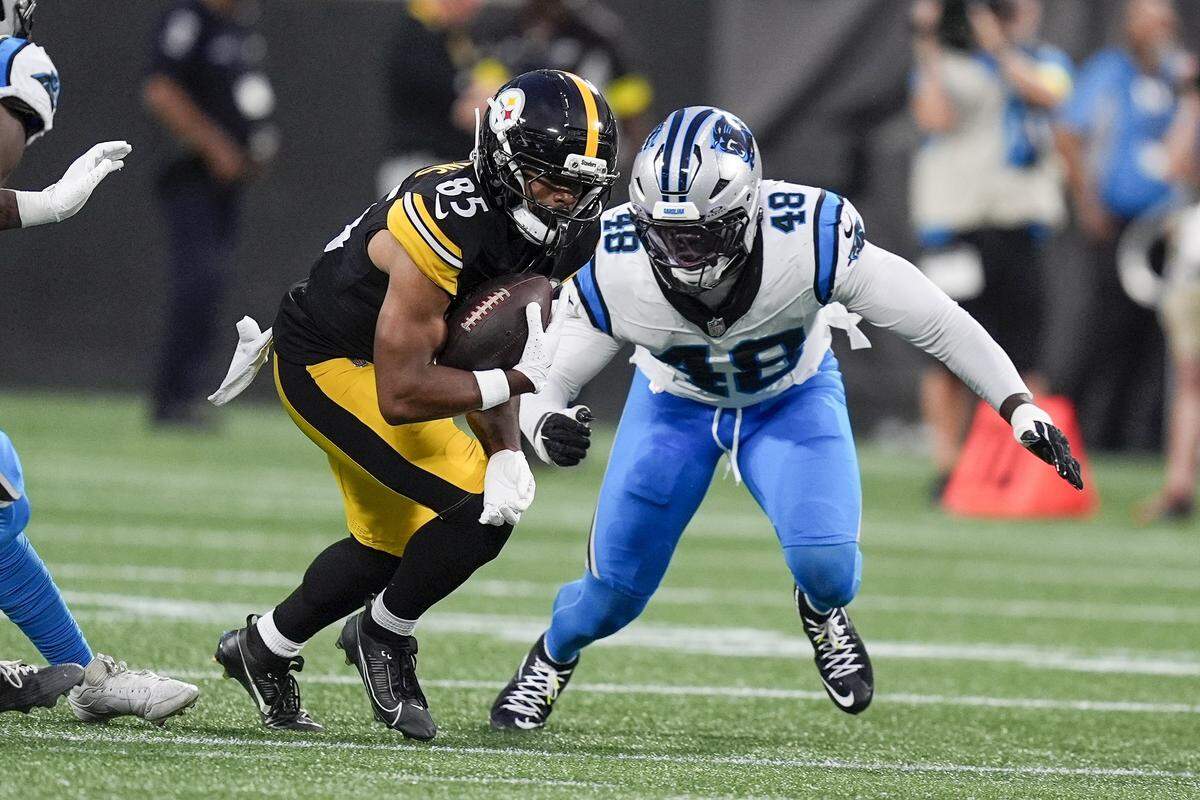 Aug 21, 2025; Charlotte, North Carolina, USA; Pittsburgh Steelers wide receiver Ke'Shawn Williams (85) tries to elude Carolina Panthers linebacker Thomas Incoom (48) during the second quarter at Bank of America Stadium. Mandatory Credit: Jim Dedmon-Imagn Images