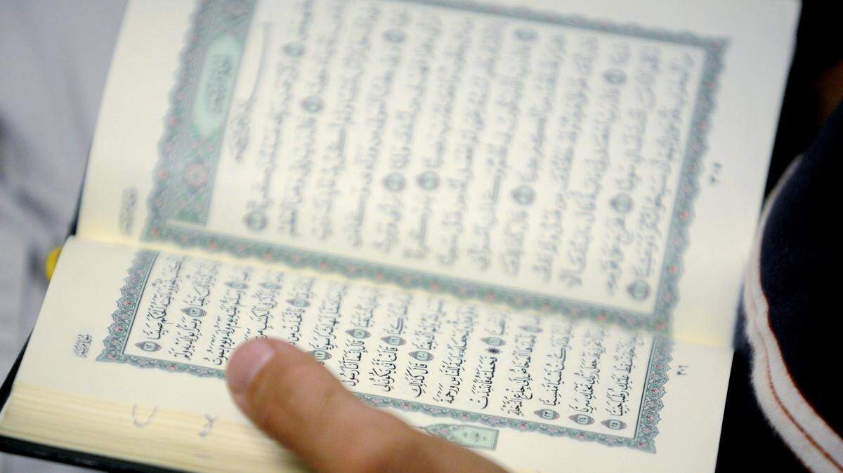 A inmate who says he is a Muslim has sued the Mecklenburg County Jail, saying he was deprived of guaranteed meals during the month-long fast of Ramadan.