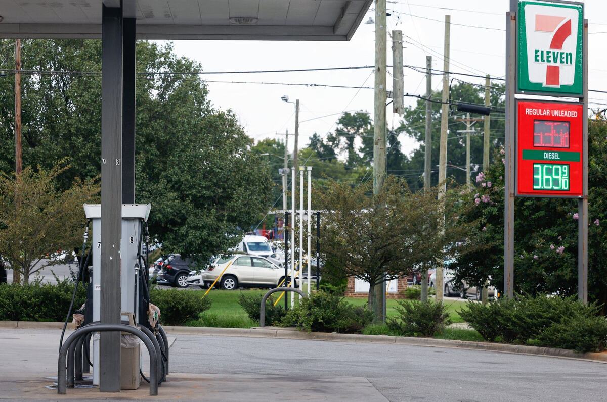 Plastic bags are tied over the handles of gas pumps of a 7-Eleven on North Tryon Street in Charlotte on Aug. 14, 2024. The gas station was reported to the state inspectors, who ordered the store to close the pump, according to the director of the Weights and Measures Division of the state Deptartment of Agriculture.