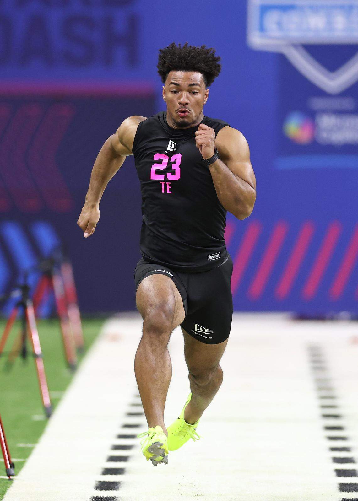 INDIANAPOLIS, INDIANA - FEBRUARY 27: Kenyon Sadiq of the Oregon Ducks participates in the 40-yard dash during the 2026 NFL Scouting Combine at Lucas Oil Stadium on February 27, 2026 in Indianapolis, Indiana. (Photo by Stacy Revere/Getty Images)