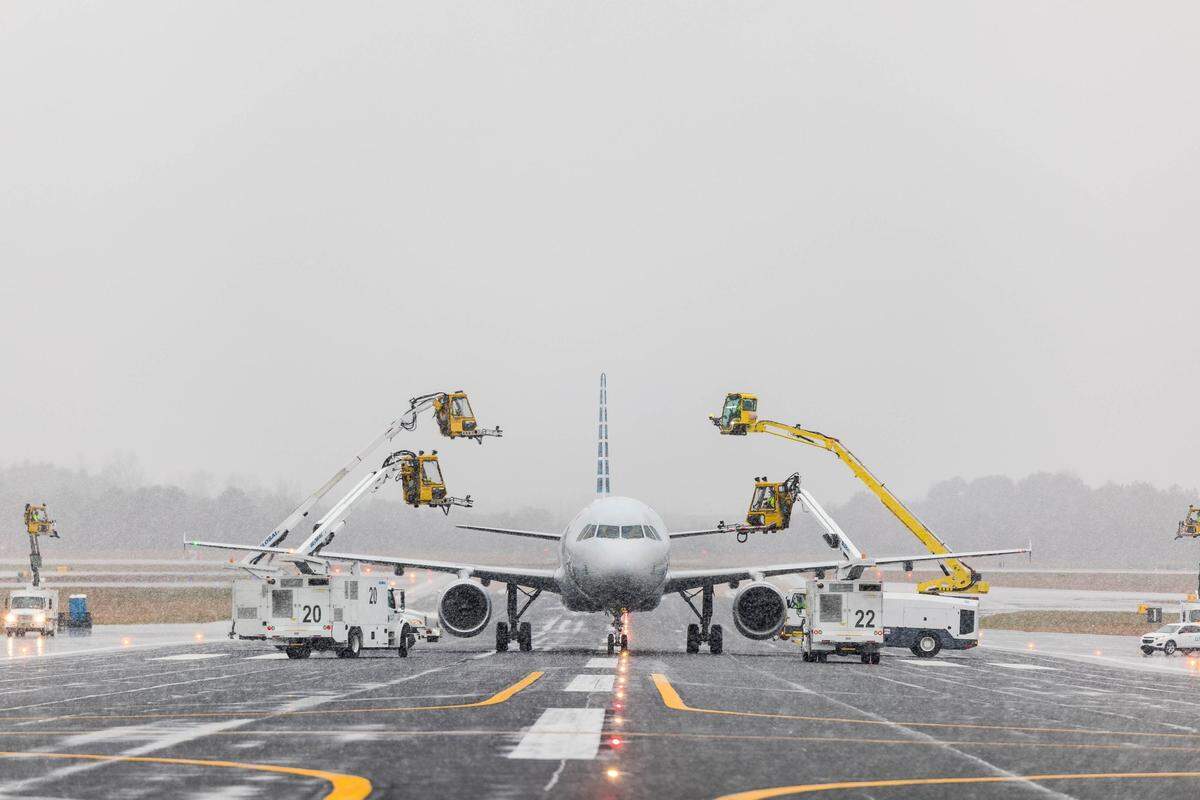 American Airlines is working with a vendor to de-ice planes ahead of the Jan.10-11, 2025, winter storm.