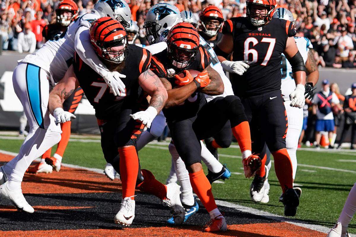 Cincinnati Bengals running back Joe Mixon (28) scored five of his team’s six touchdowns Sunday in a 42-21 win over Carolina, setting a franchise record for Cincinnati.