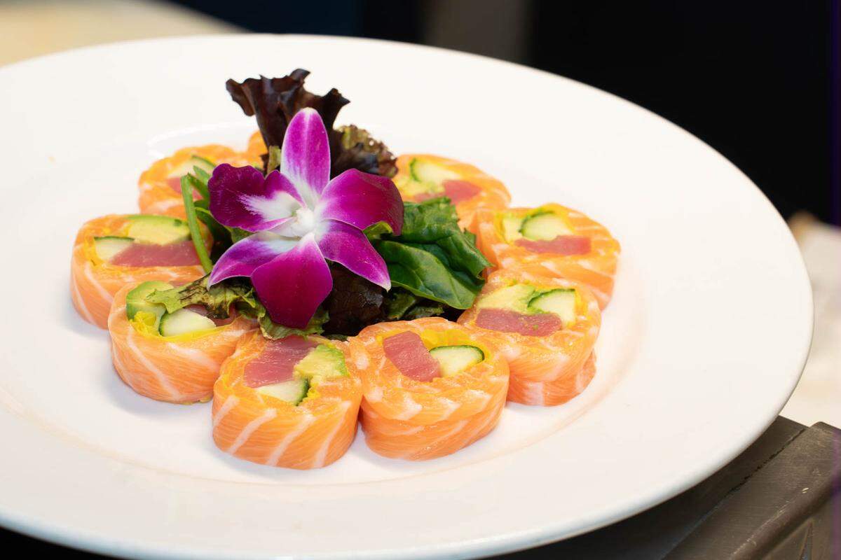 EeZ’s The HEARTest Yard Roll has fresh tuna, avocado and English cucumbers on the inside and thinly sliced Scottish salmon and soy paper on the outside. It’s served with ponzu sauce.