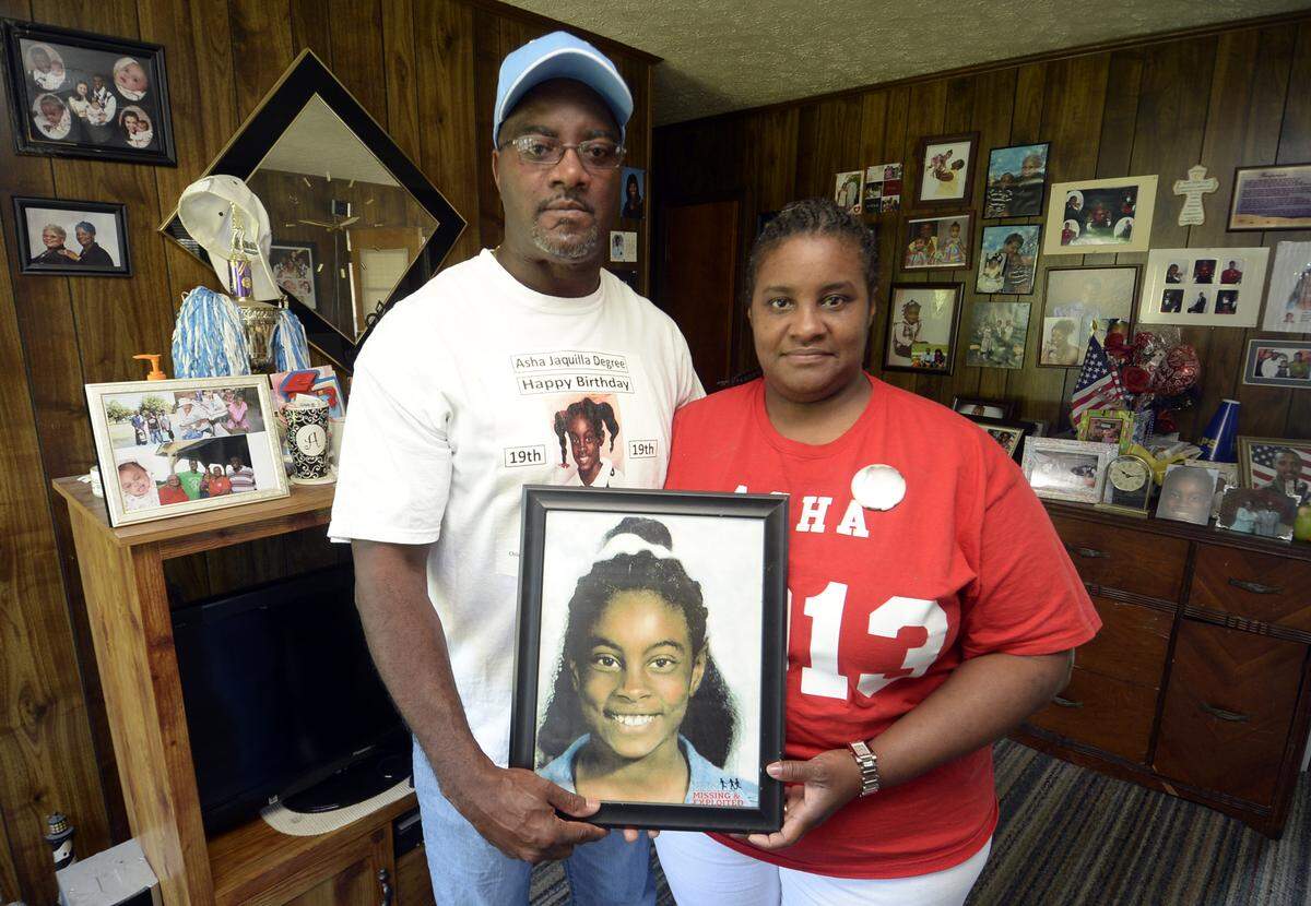 Iquilla and Harold Degree held a photo of their missing daughter Asha in 2013. They said they still believed their Asha was alive somewhere, waiting to be rescued. 