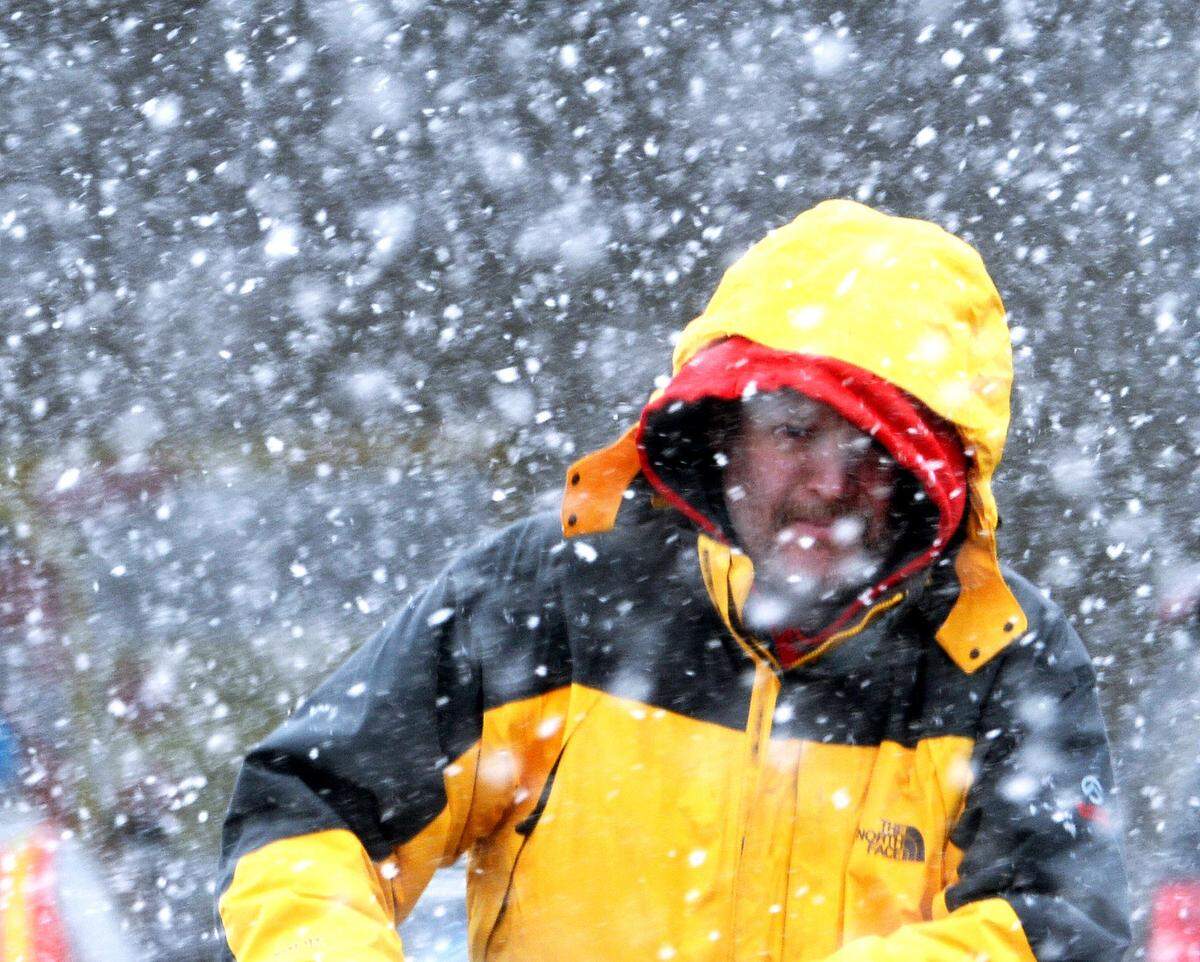 Fergus O’Kane returns to his car at Harris Teeter Stonecrest off Elm Lane in Tuesday morning’s heavy snowfall in February 2014