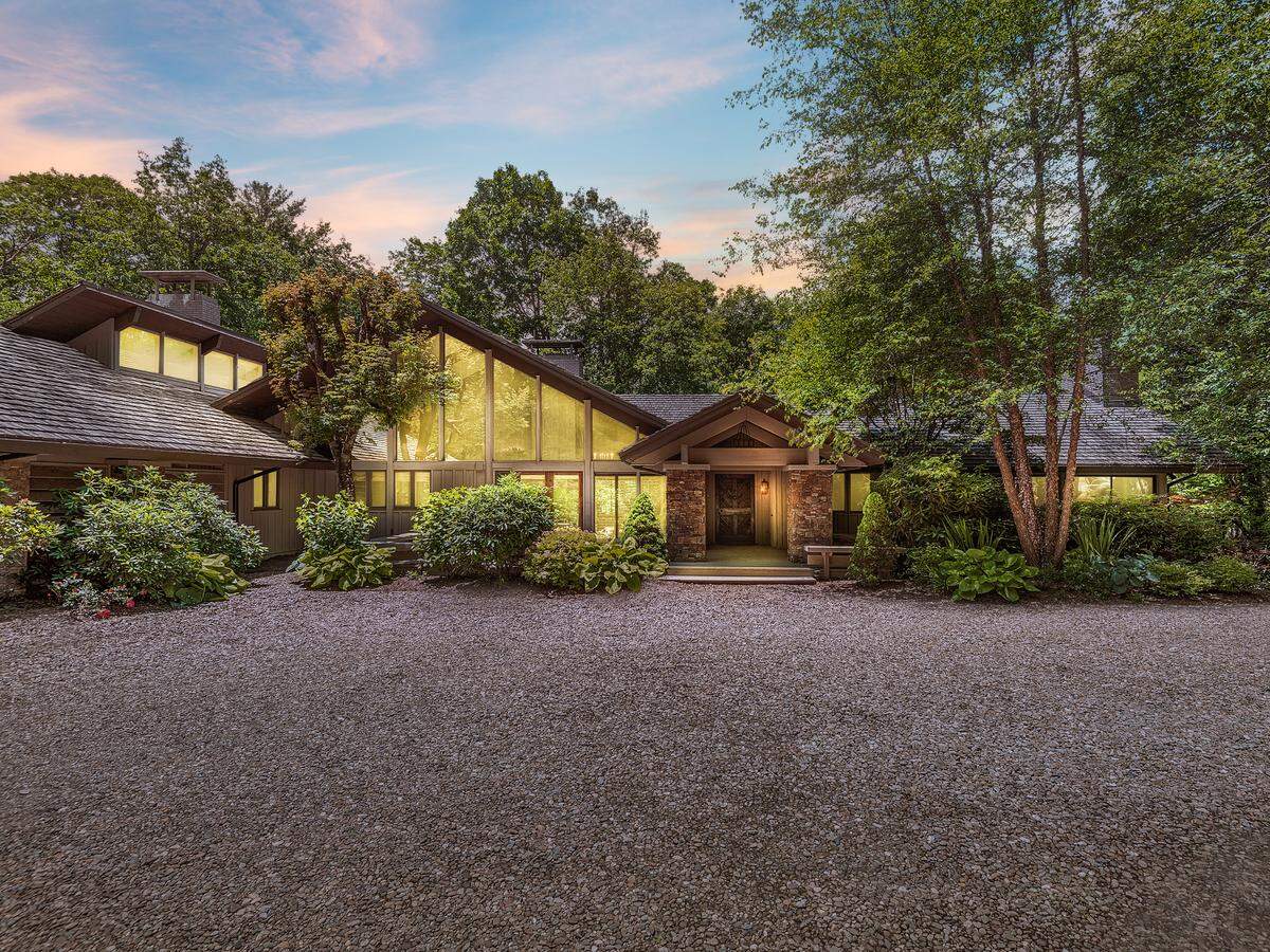 The estate boasts a main residence with seven spacious bedrooms, seven bathrooms, complemented by a separate guest house with four bedrooms and three bedrooms.