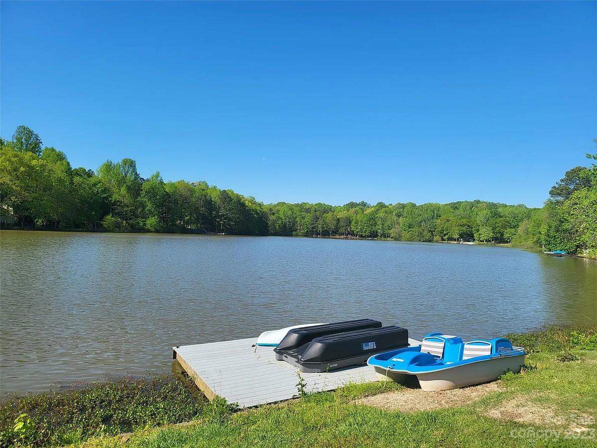 CharlotteFive editor Melissa’ Oyler’s childhood home is for sale. There was no pier when she lived here, but this is where she would feed the Canada Geese out of her hand after school.