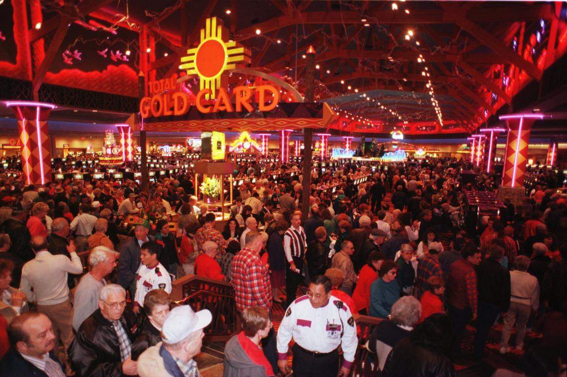 Crowds flow through minutes after the grand opening at Harrah’ s Cherokee Casino on Nov. 13, 1997.