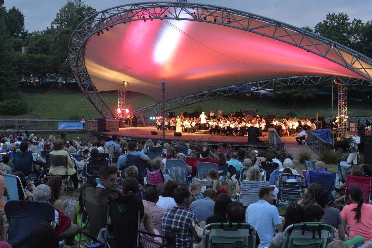The Charlotte Symphony Orchestra draws a crowd during its Summer Pops series. Photo by Robert Lahser/Charlotte Observer.