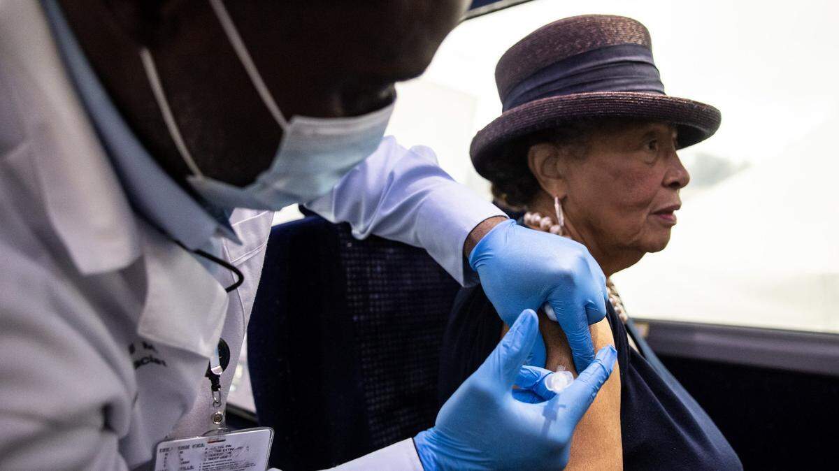 Urundi Moore, left, gives Congresswoman Alma Adams the COVID-19 booster shot at a pop-up vaccination event in Mint Hill on September 1, 2021.