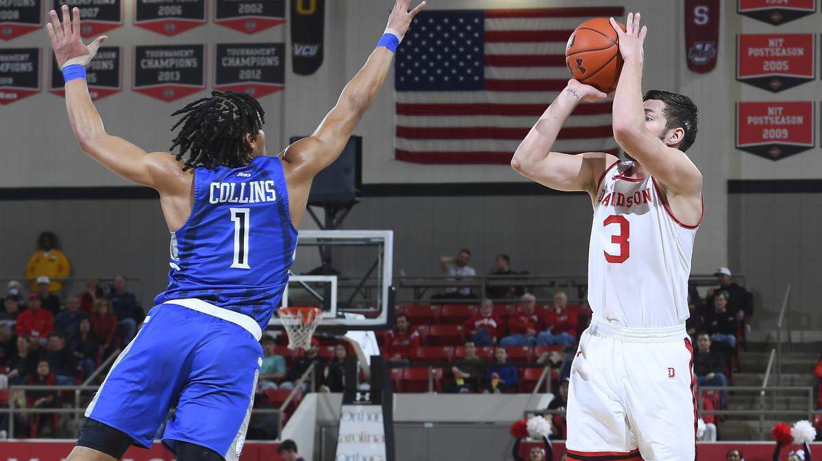 Davidson’s Jon Axel Gudmundsson (3) of Davidson knocks down a 3-pointer against Saint Louis’ Yuri Collins (1).
