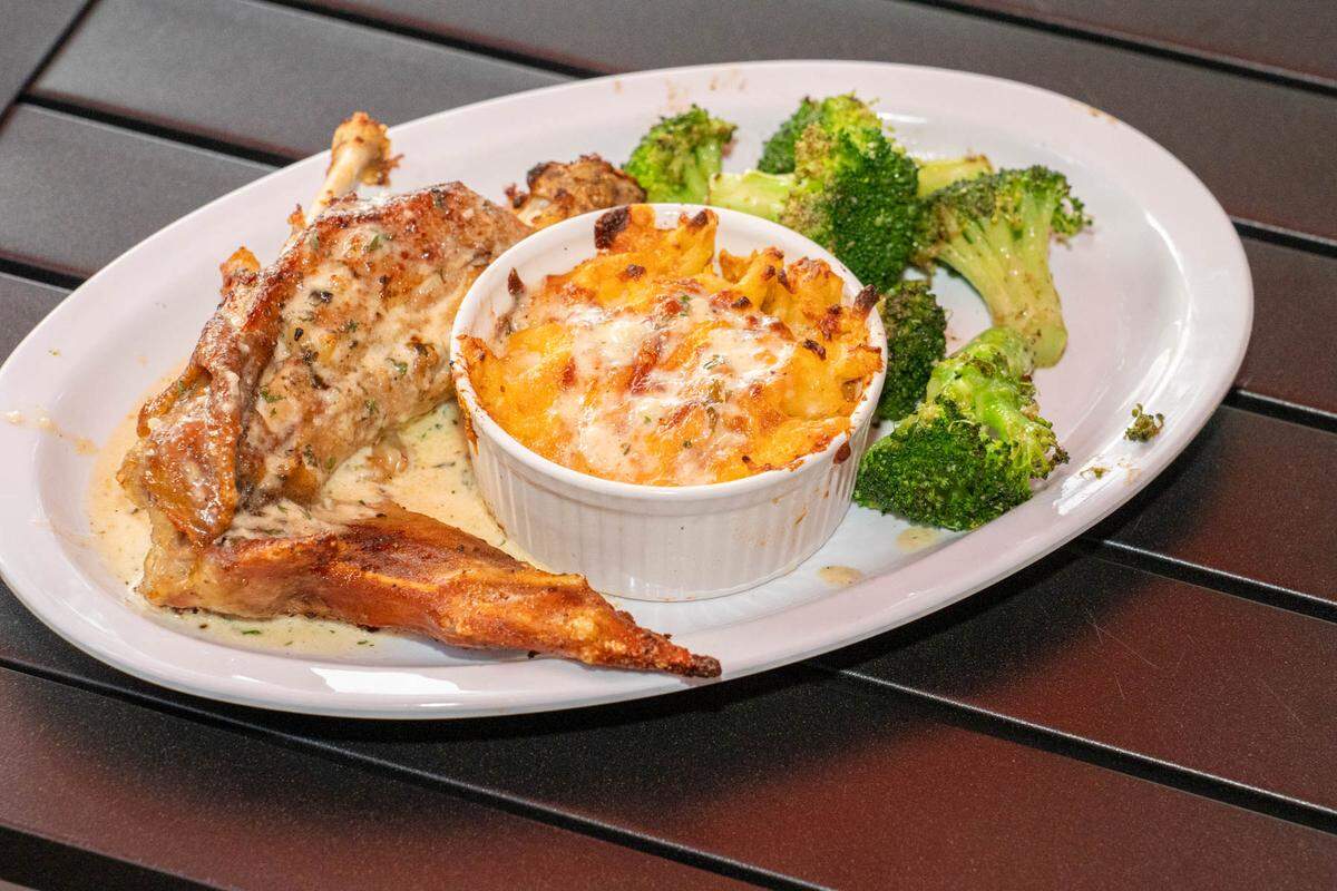 Garlic parmesan baked turkey wing with mac and cheese and broccoli at Sol’Delish CLT.