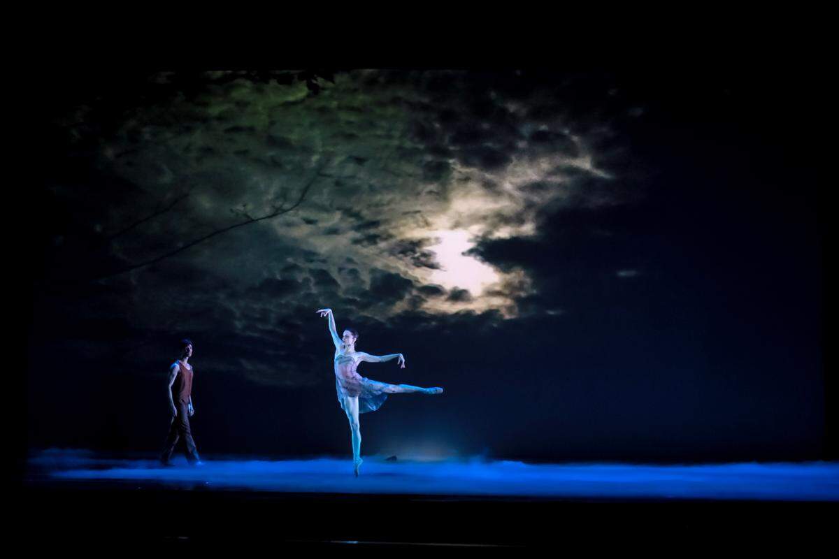 Charlotte Ballet dancers Chelsea Dumas and Colby Foss perform choreographer Helen Pickett’s “Tsukiyo” last year in Charlotte.