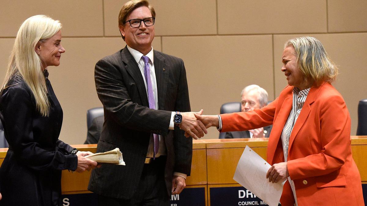 Edwin Peacock III (center) was sworn in to finish out Tariq Bokhari’s Charlotte City Council term, set to end in early December by Charlotte mayor Vi Lyles, right, on Tuesday May 27, 2025.