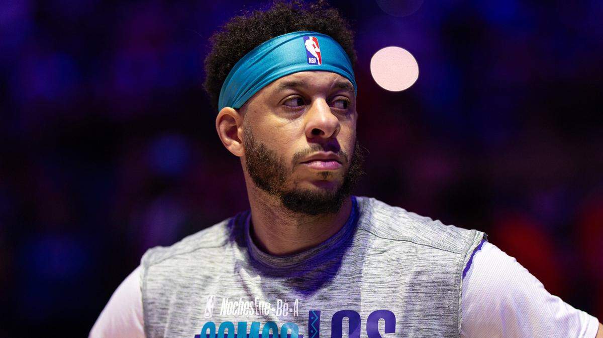 Seth Curry stands for the anthem before action against the Philadelphia 76ers at Wells Fargo Center.