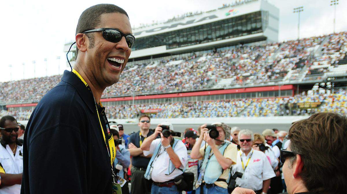 2/12/09 (L-R) Former NBA basketball player and ESPN NASCAR analyst Brad Daugherty jokes around with NASCAR driver Jeff Gordon prior to the first Gatorade Duel race at Daytona International Speedway Thursday. Gordon won the race and will start in the third position for the Daytona 500 that will be run on Sunday, February 15th. JEFF SINER - jsiner@charlotteobserver.com