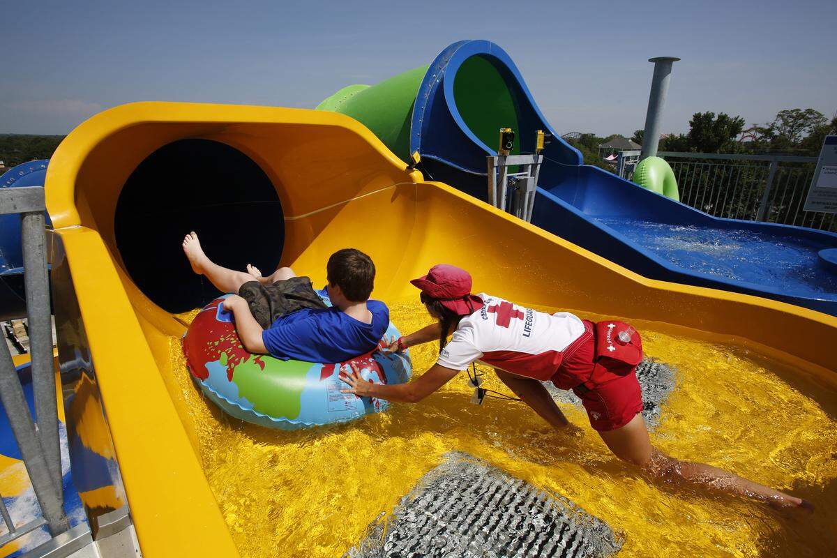 Carowinds has delayed the reopening of its 26-acre Carolina Harbor water park, because of a worker shortage.