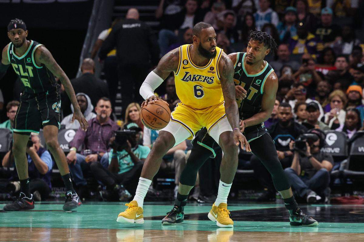 Lakers guard LeBron James, left, backs into Hornets guard Dennis Smith, Jr. during the game against the Lakers at Spectrum Center on Monday, January 2, 2023.