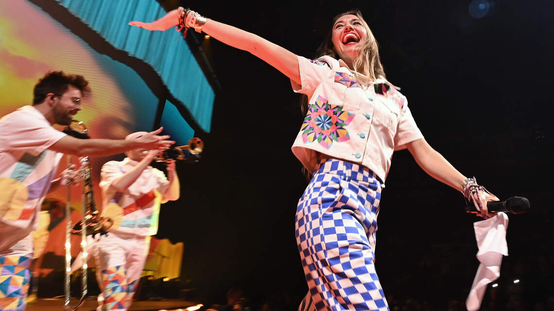 Review: Lauren Daigle’s show was packed with ‘favorites’ — and perhaps too much production