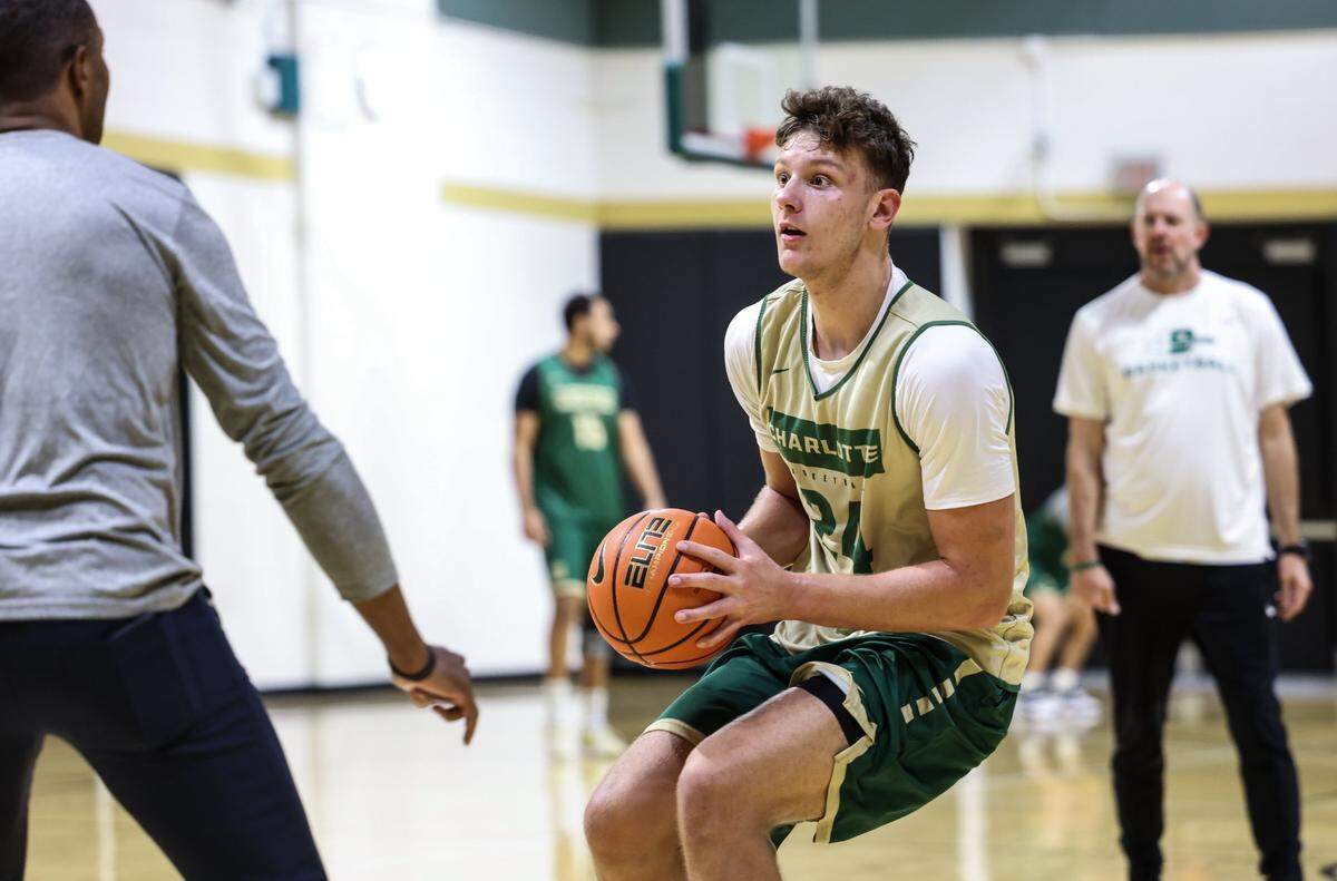 Charlotte 49ers Igor Milicic Jr. controls the ball during practice at the Halton Arena at in Charlotte, N.C., on Wednesday, November 2, 2022.