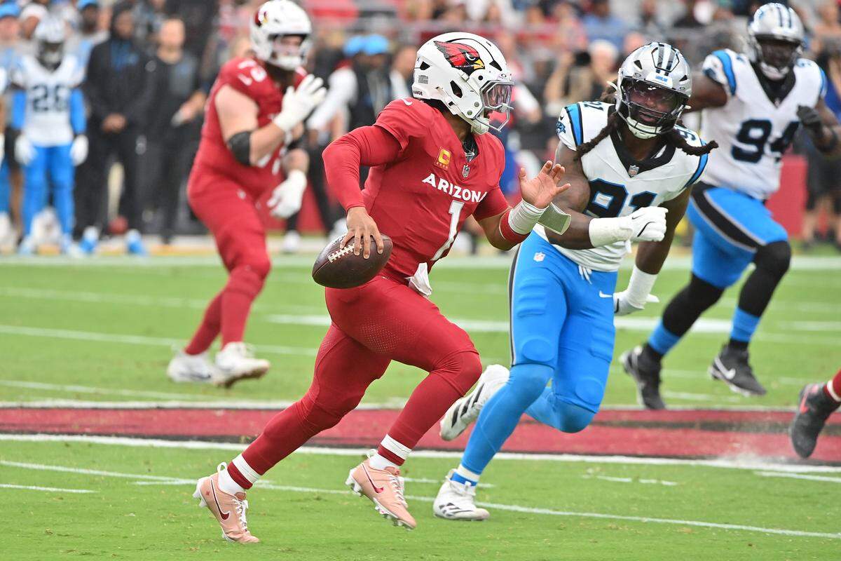 Arizona Cardinals quarterback Kyler Murray (1) runs the ball during Sunday’s first quarter against Carolina Panthers linebacker Patrick Jones II (91) at State Farm Stadium.