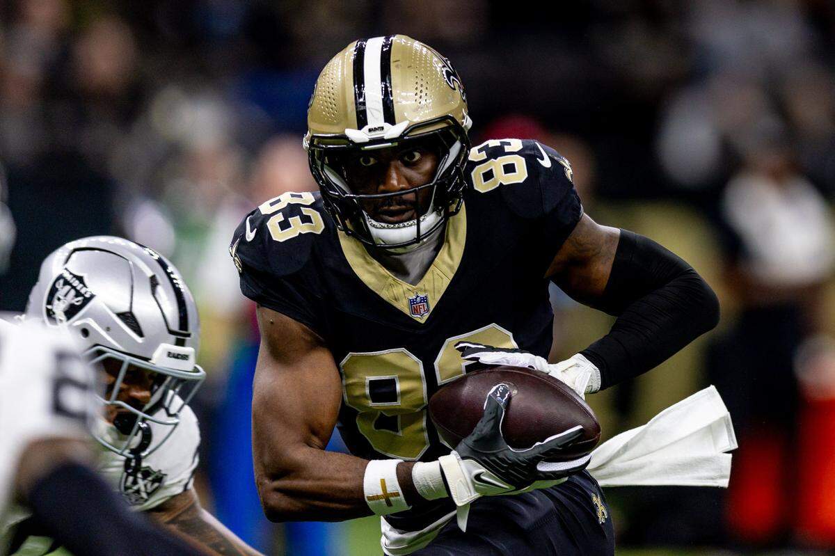Dec 29, 2024; New Orleans, Louisiana, USA; New Orleans Saints tight end Juwan Johnson (83) catches a pass against the Las Vegas Raiders during the first half at Caesars Superdome. Mandatory Credit: Stephen Lew-Imagn Images