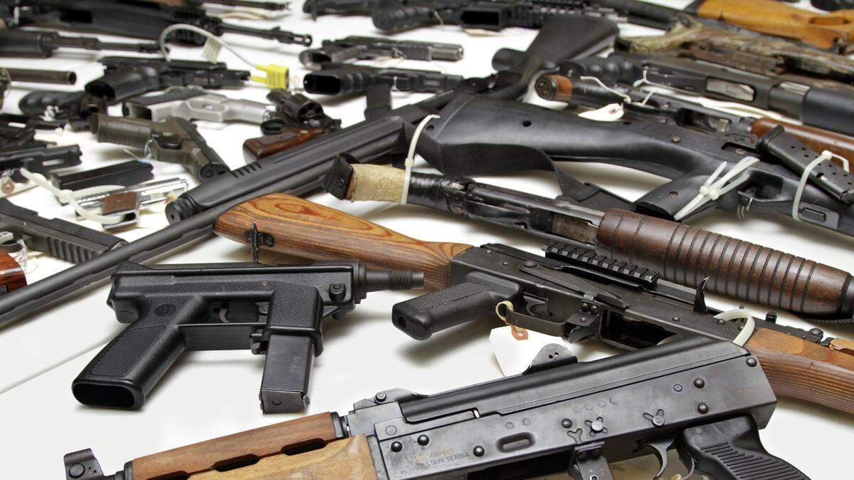 RIFLES DE asalto, estlo AK-47, se han convertido en el arma preferida de los asesinos políticos y tiroteos en masa en el país.