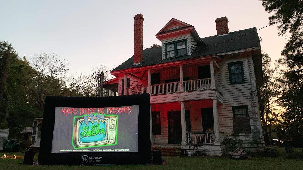 On Set Cinema gives you the opportunity to watch your favorite movies from the locations where they were filmed.