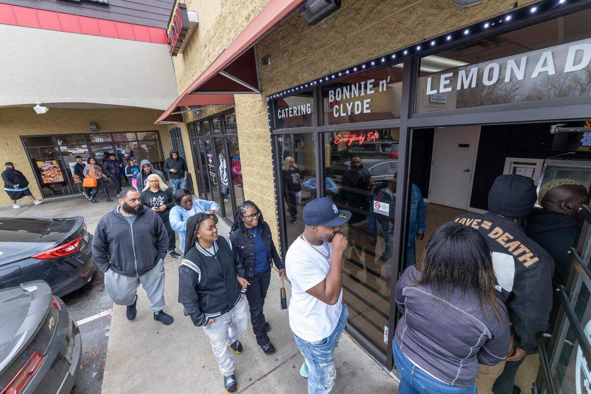 The line at Everybody Eatz wraps around the parking lot before opening.