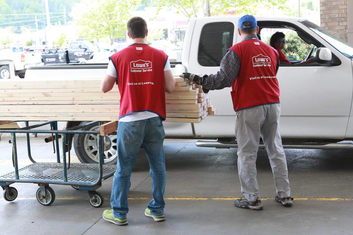 Lowe’s full- and part-time hourly employees will see another round of bonuses in their paychecks.