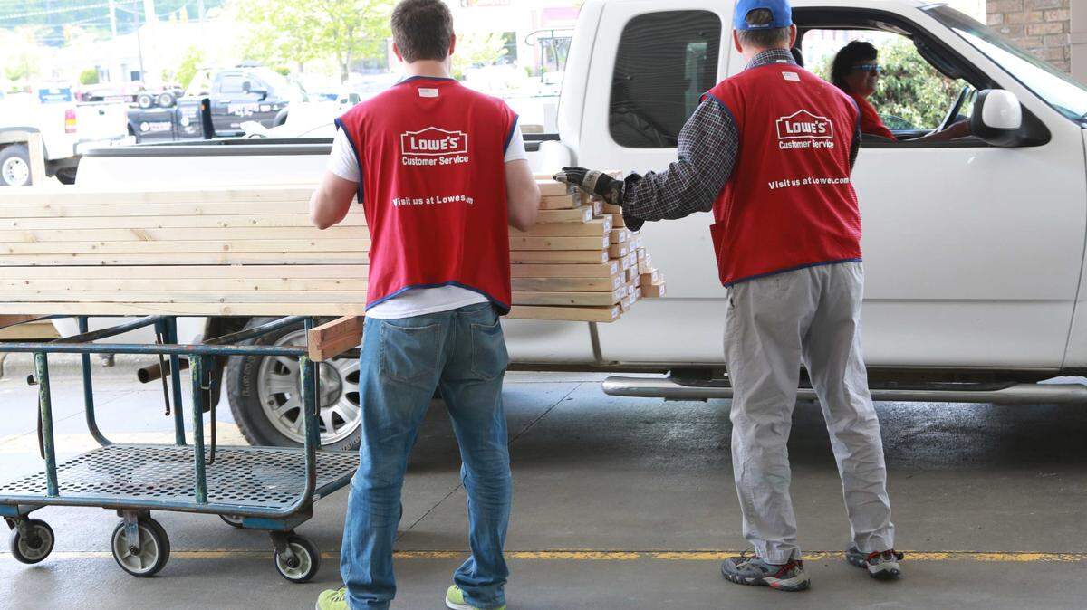 Lowe’s full- and part-time hourly employees will see another round of bonuses in their paychecks.