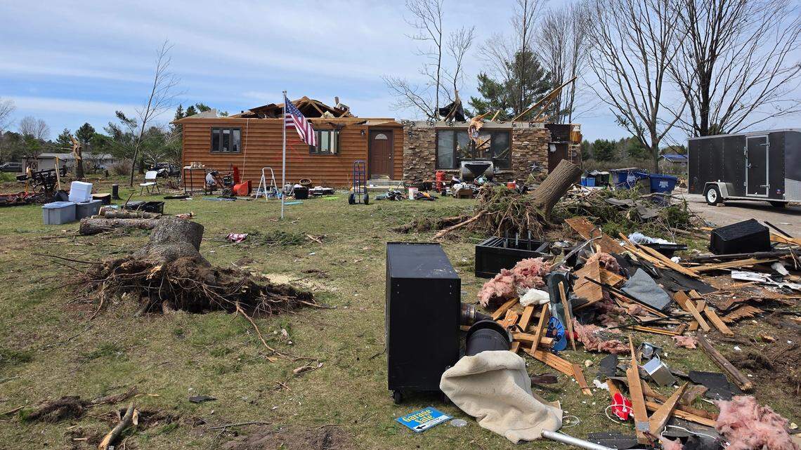Volunteers Reunite Pets With Families After Wisconsin Tornado