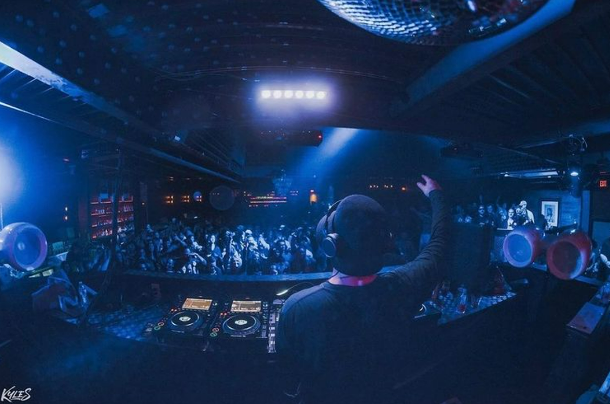Both local and international DJs descend upon the classy nightclub with an uptown feel known as QC Social Lounge every Thursday through Saturday.