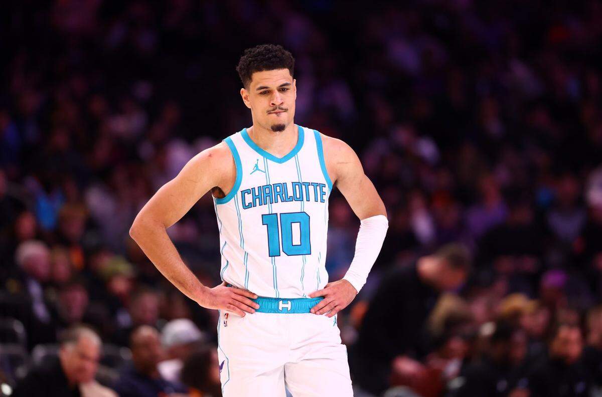 Phoenix, Arizona, USA; Charlotte Hornets guard Josh Green (10) against the Phoenix Suns at Footprint Center.