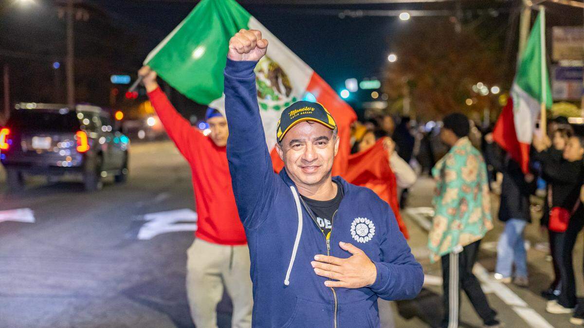 Hundreds protest Border Patrol at Manolo’s Bakery in Charlotte: ‘Stronger together’