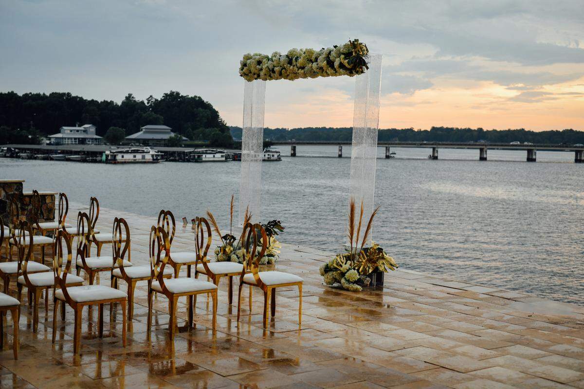 A picture-perfect sunset set the scene for the Lake Wylie wedding.