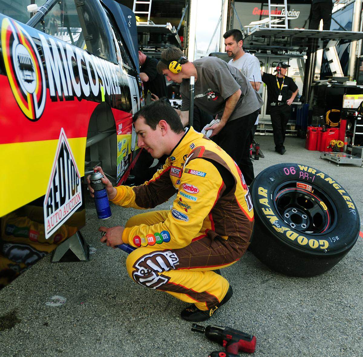 2/11/09 NASCAR Sprint Cup Series and Truck Series driver Kyle Busch helps his team work on his Miccosukee Resorts/NOS Energy Drink truck Wednesday evening at Daytona International Speedway. JEFF SINER - jsiner@charlotteobserver.com