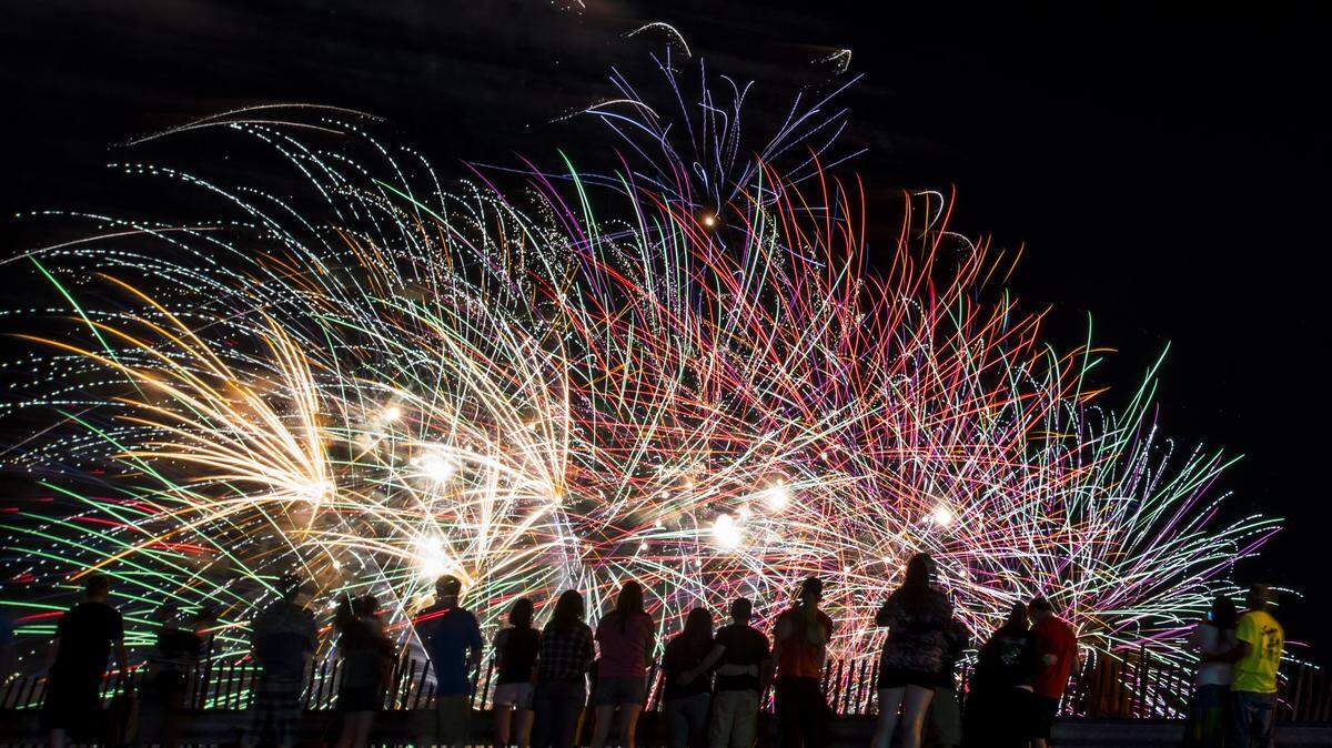 Visitors to Bay City’s 2016 Fireworks Festival watch the first night’s fireworks display from Veterans Memorial Park on June 30, 2016 in Bay City, Mich. (Jacob Hamilton /The Bay City Times via AP)
