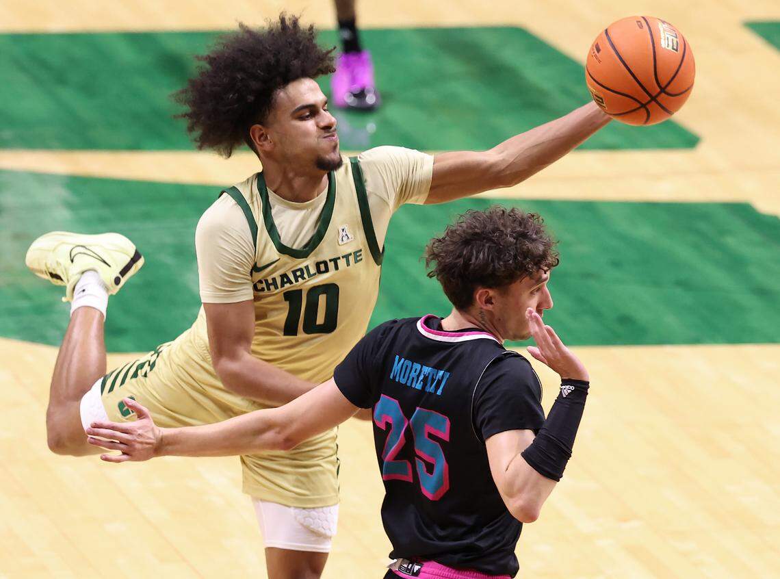Charlotte 49ers guard Nik Graves, left, attempts to pass the ball to a teammate as Florida Atlantic University guard Niccolo Moretti, right, applies defensive pressure during action on Wednesday, January 8, 2025 at Halton Arena on the campus of UNC Charlotte in Charlotte, NC.