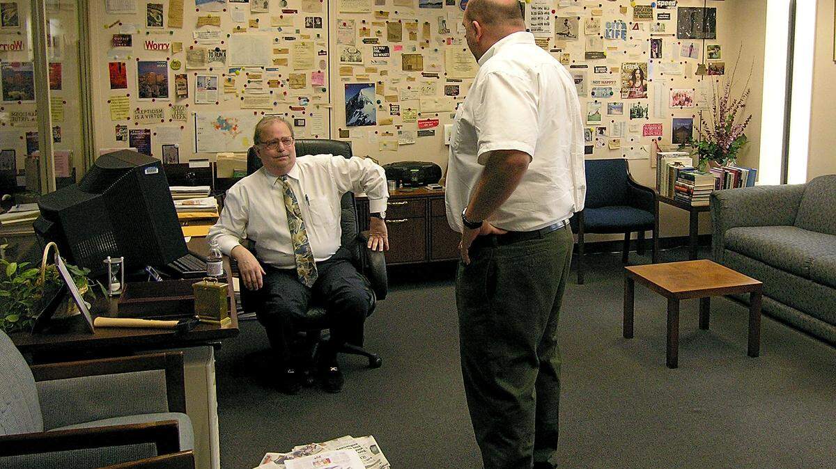 Former Charlotte Observer managing editor Frank Barrows talks with former writer Jeff Elder in his office in 2005.
