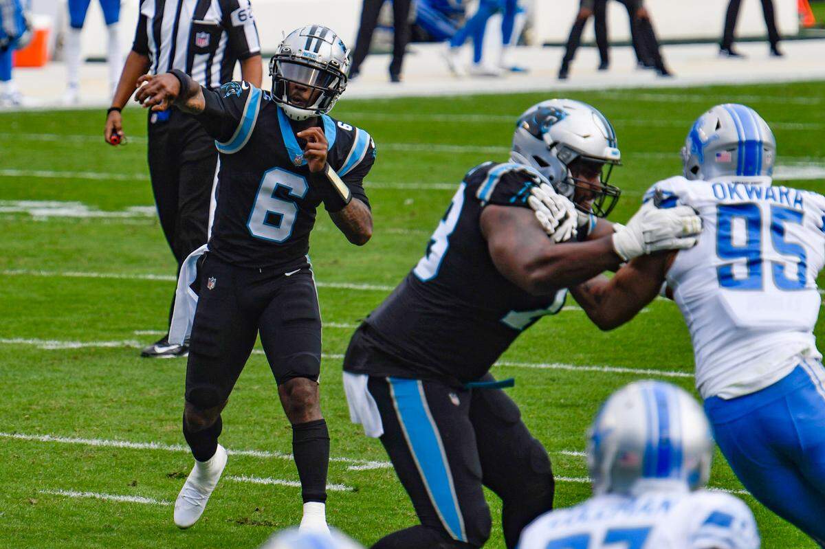 P.J. Walker (6) throws an interception against the Detriot Lions in the end zone during the second quarter Detroit Lions Sunday November 22, 2020.