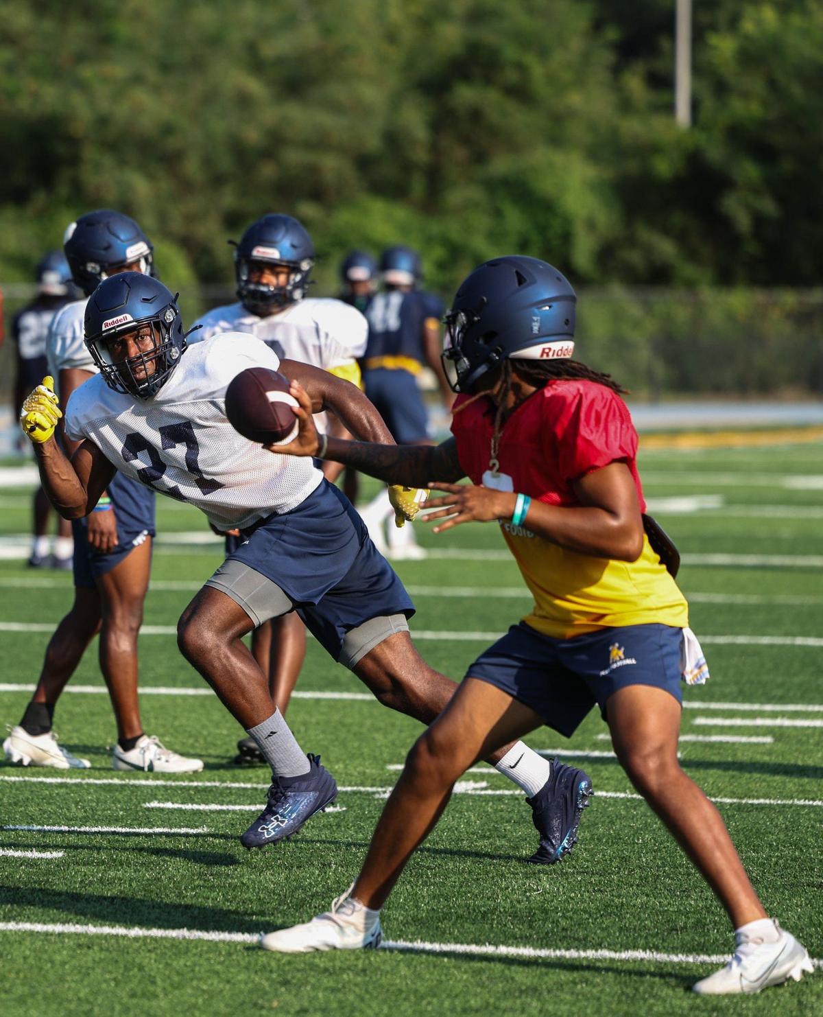 Johnson C. Smith running back Jaquarius Crouch, left, keeps his eyes on a toss from quaterback Darius Ocean during team practice in Charlotte, NC on Tuesday, August 27, 2024.