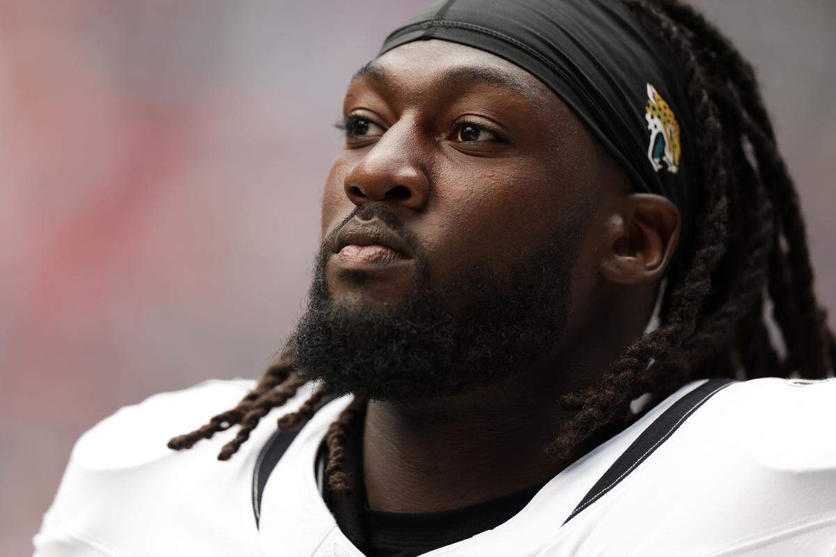 Devin Lloyd, shown here as a member of the Jacksonville Jaguars, looks on during a 2025 regular-season game against the Houston Texans. (Photo by Kenneth Richmond/Getty Images)