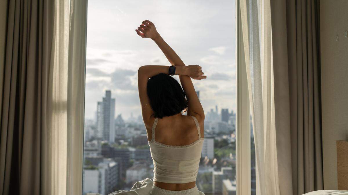 Silk pillowcases won’t prevent sleep wrinkles alone. Back sleeping will. Here’s the science and how to make the switch.