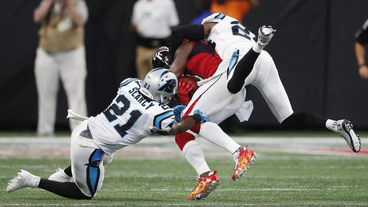 Against the Atlanta Falcons on Sunday, Carolina Panthers safety Da’Norris Searcy (21) suffered his second concussion in five weeks.