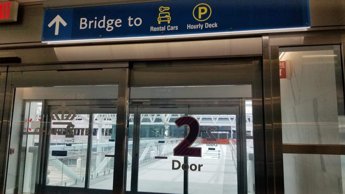 The new Charlotte airport skybridges, which connect to the new mezzanine level in the lobby, complement the existing underground walkways. They also offering streamlined pathways that bypass busy traffic.